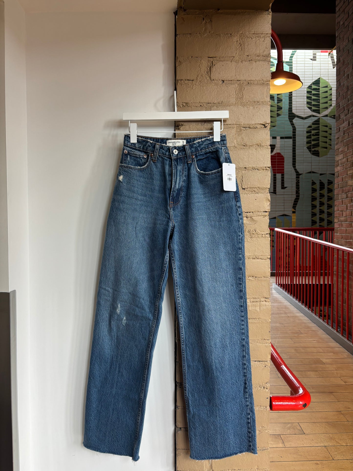 Booth 18 A&F Loose Jeans (25)