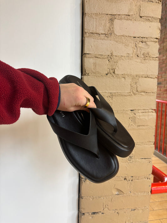 Booth 17 Madden Girl Black Platform Thong (9.5)