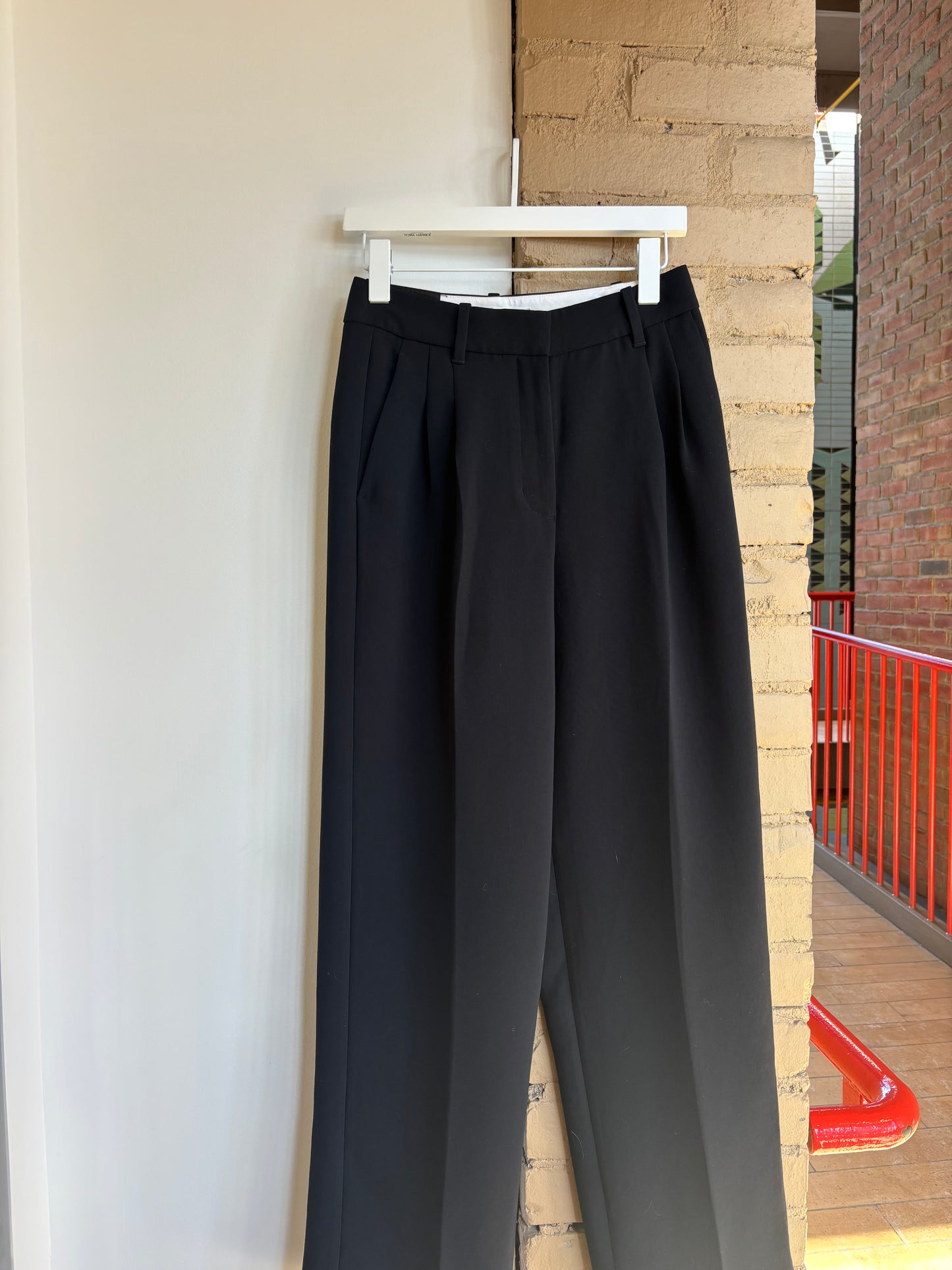 Booth 18 NWT Aritzia Effortless Pant (Black) (4 Short)