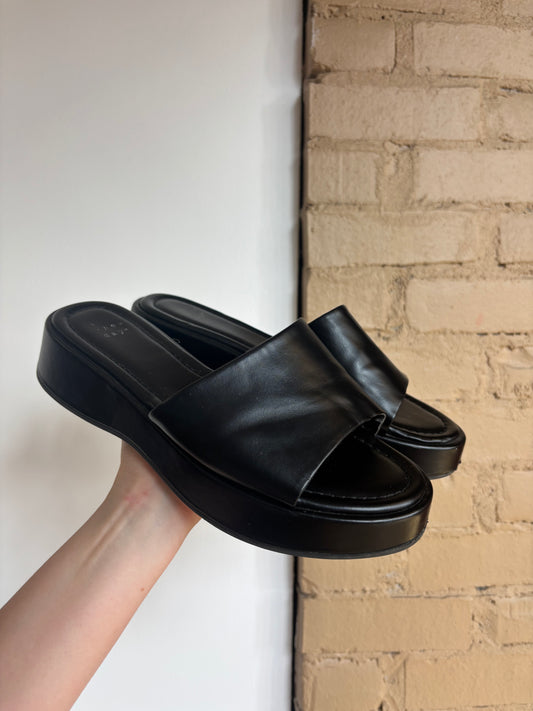 Booth 1 Target A New Day Sandals (8.5)