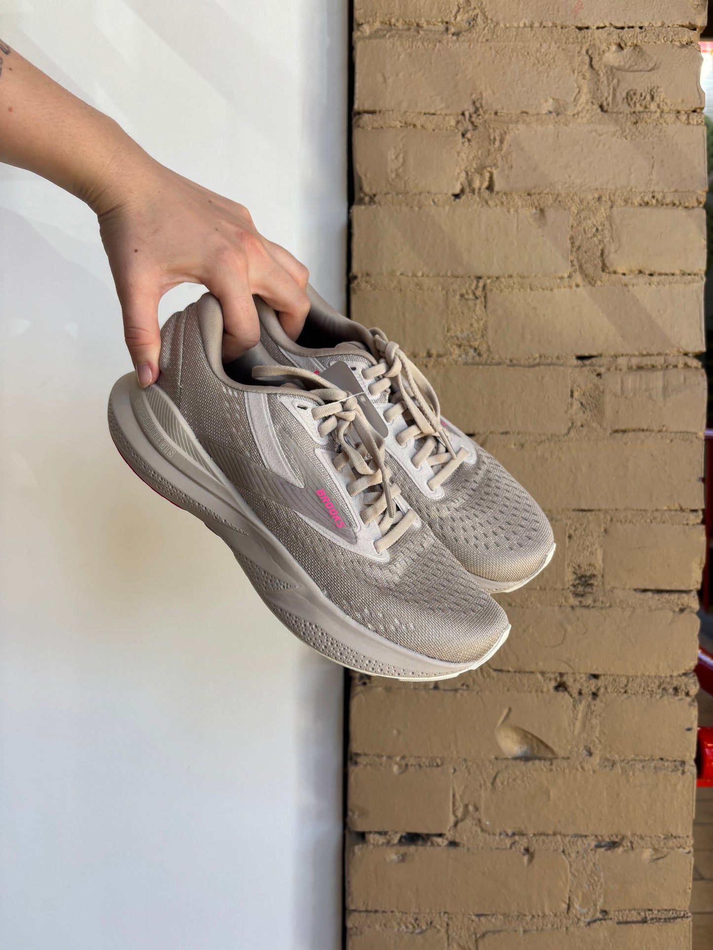 Booth 14 Tan/Pink Brooks Tennis Shoes (7)