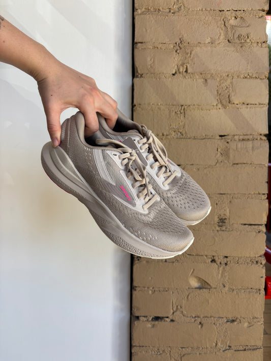 Booth 14 Tan/Pink Brooks Tennis Shoes (7)